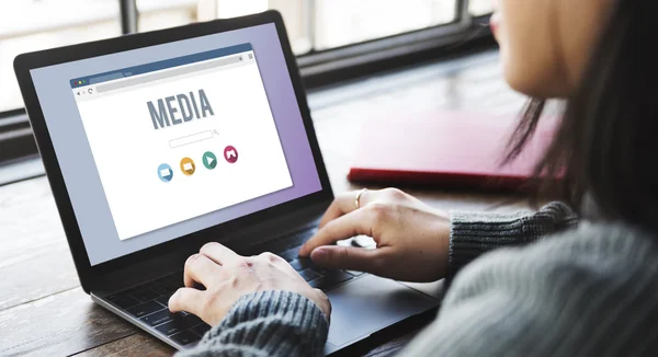 Vrouw die op laptop met media typen — Stockfoto