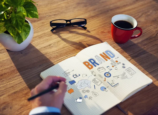 Hombre trabajando con el concepto de marca — Foto de Stock