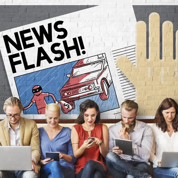 Ludzie siedzą z urządzeniami i News Flash — Zdjęcie stockowe
