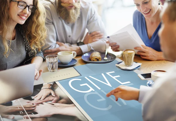 Mensen bespreken over geven — Stockfoto