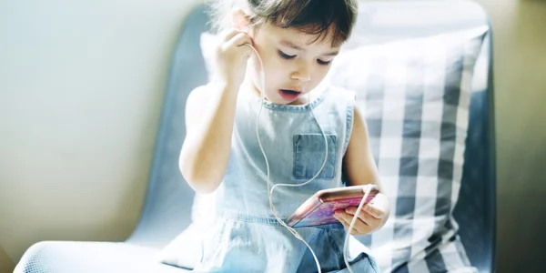 Criança usando telefone inteligente — Fotografia de Stock
