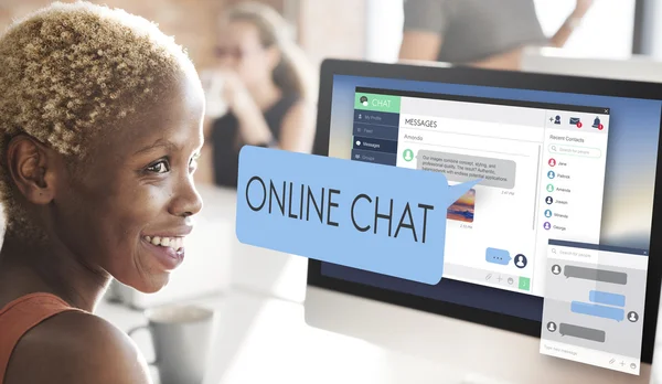 Empresária trabalhando no computador com Chat Online — Fotografia de Stock