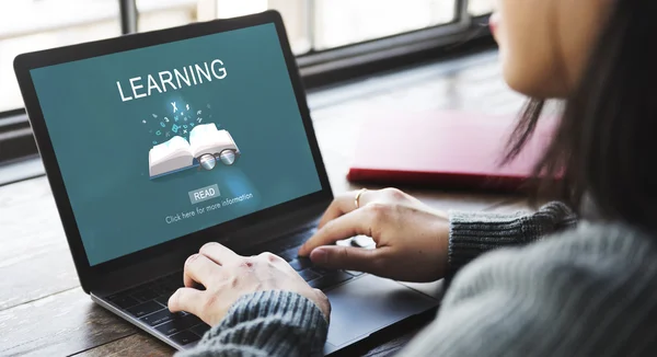 Woman typing on laptop with learning — Stock Photo, Image