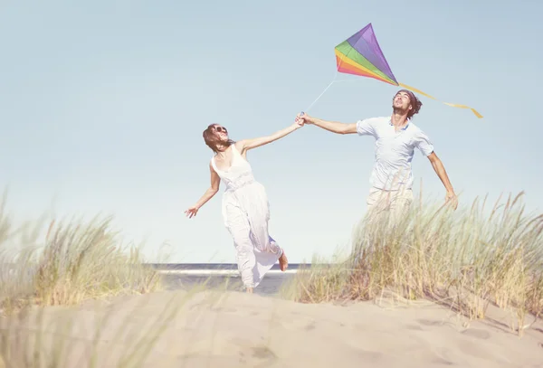 Couple Jouer au cerf-volant sur la plage — Photo