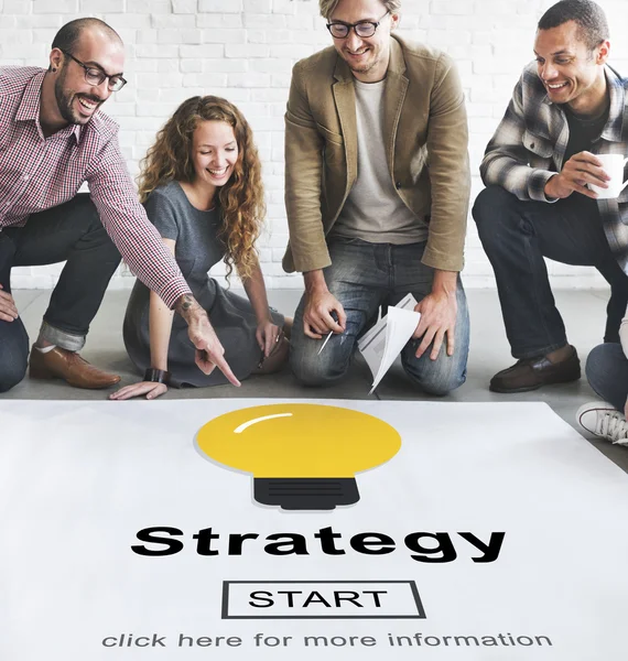 Ontwerpers werken met poster en strategie — Stockfoto