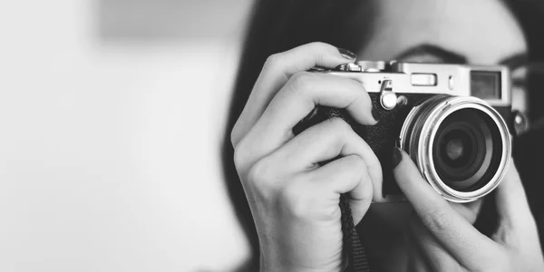 Menina fotógrafa com câmera — Fotografia de Stock