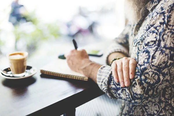 Man die schrijft in notebook — Stockfoto