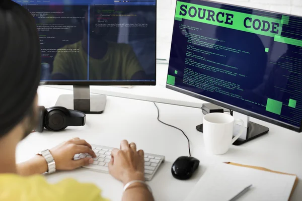 Hombre de negocios que trabaja en la computadora con el código fuente — Foto de Stock