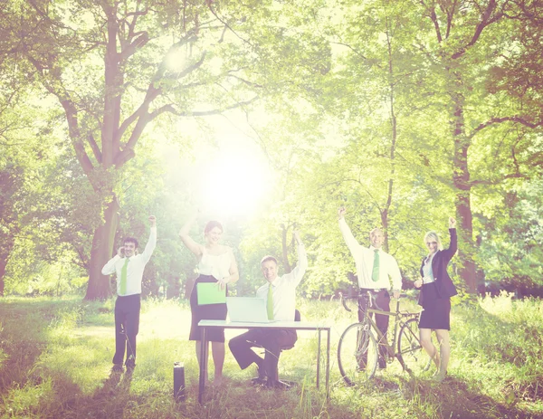 Groep van kantoorpersoneel buitenshuis — Stockfoto