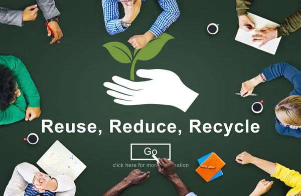 Les gens d'affaires pointent du doigt le concept de recyclage — Photo