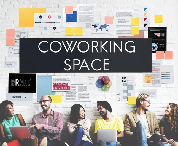 Mangfold av venner nær vegg med coworking space – stockfoto