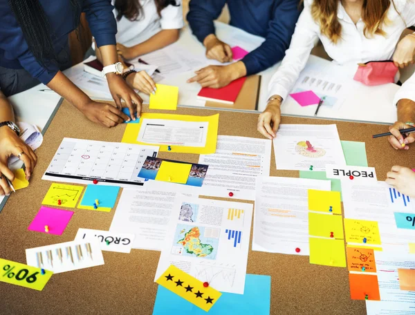 Studenti brainstorming all'università — Foto Stock