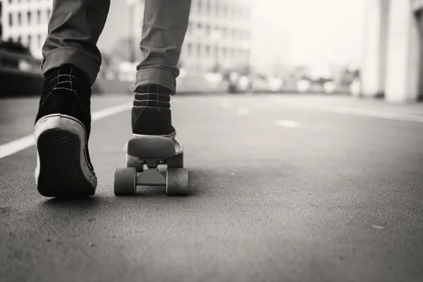 Cavalcata uomo su Skateboard — Foto Stock