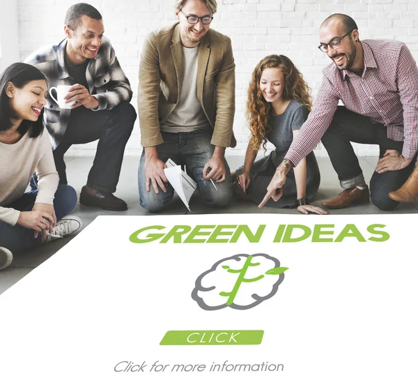 Ontwerpers werken met poster en groene ideeën — Stockfoto