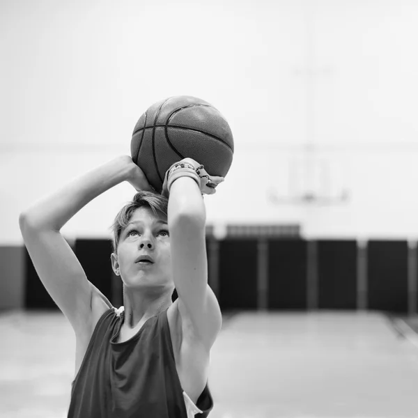 Anak bermain basket — Stok Foto