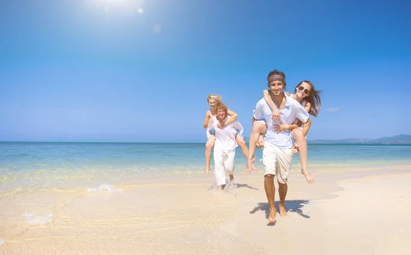 Dois casais relaxando na praia — Fotografia de Stock