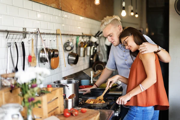 Retrato de casal feliz na cozinha — Fotografia de Stock