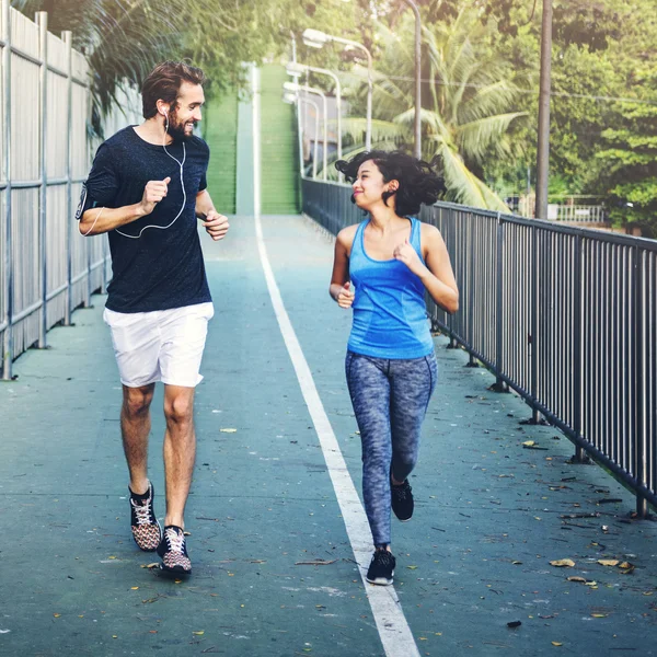 Paar macht gemeinsame Übung — Stockfoto