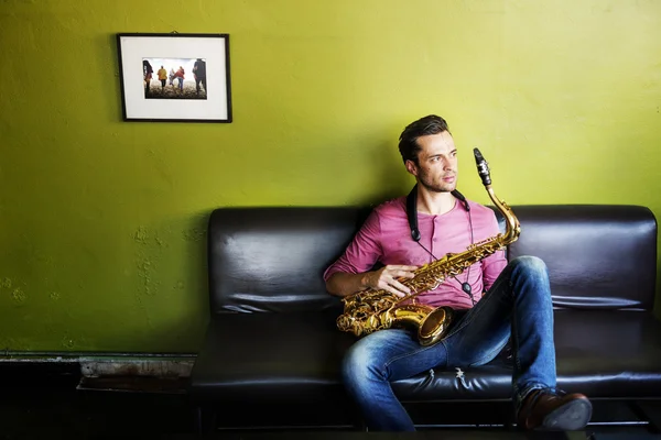 Jazzman holding Saxophone — Stock Photo, Image