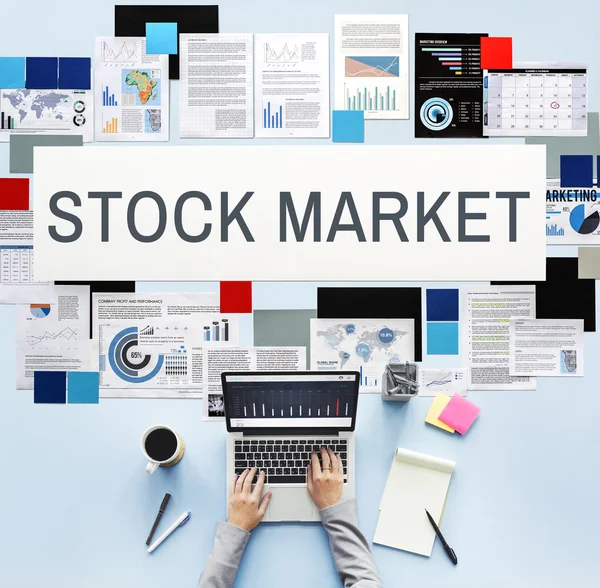 laptop ile çalışan kişi