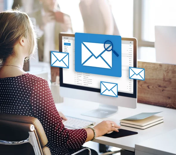 Zakenvrouw werken op de computer met mail — Stockfoto