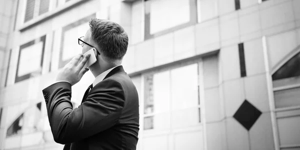 Uomo d'affari che parla al telefono — Foto Stock