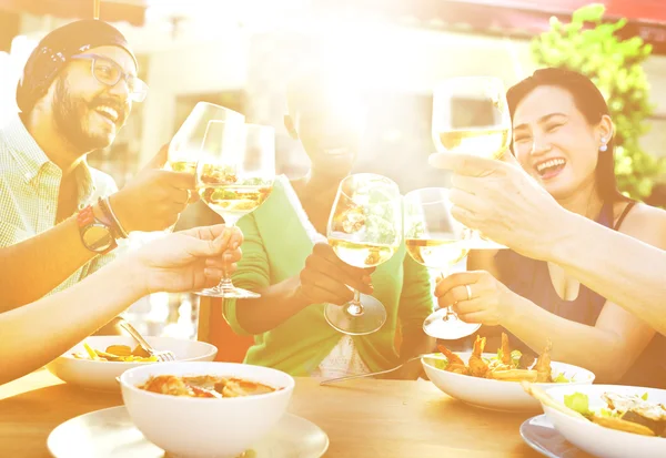 Gelukkige vrienden samen — Stockfoto