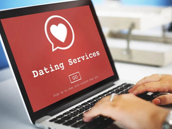 Computer met dating diensten op monitor — Stockfoto