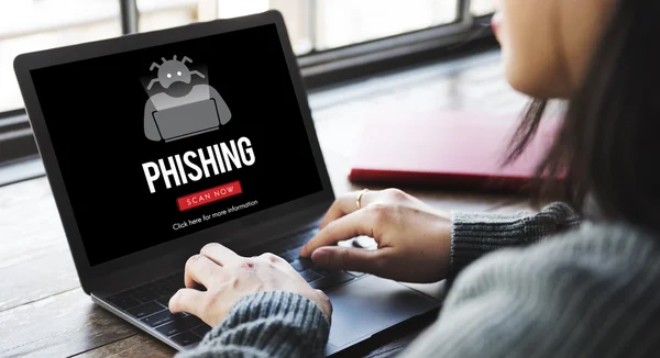 Frau tippt mit Phishing auf Laptop — Stockfoto