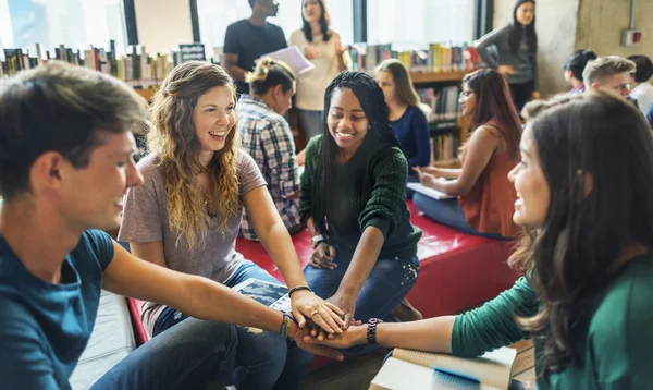 Diversidade e estudantes felizes juntos — Fotografia de Stock
