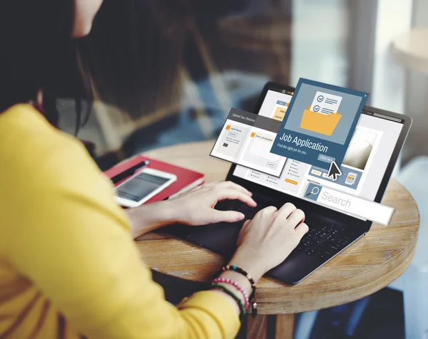 Zakenvrouw met laptop — Stockfoto