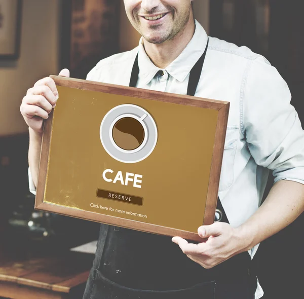 Mitarbeiter mit Tafel in der Nähe von Café — Stockfoto