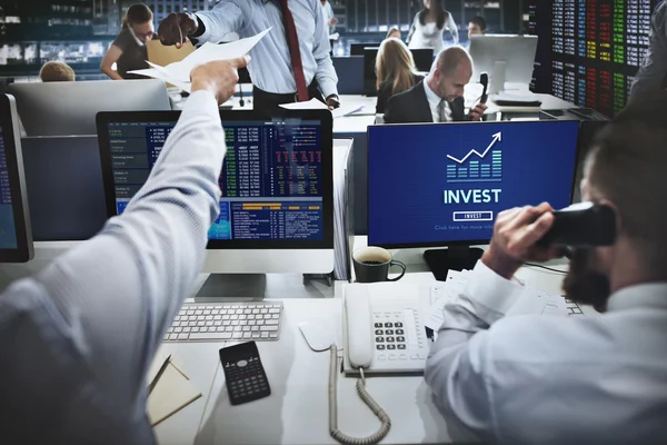Geschäftsleute arbeiten und investieren — Stockfoto