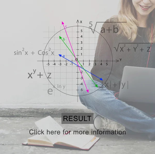 与数字设备工作的女孩 — 图库照片