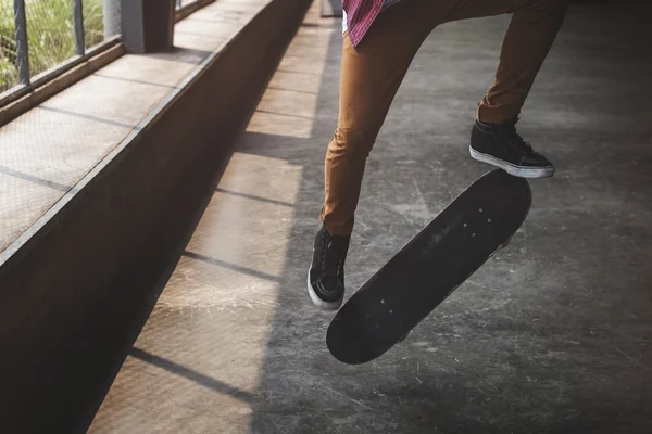 Muž jízda na skateboardu — Stock fotografie