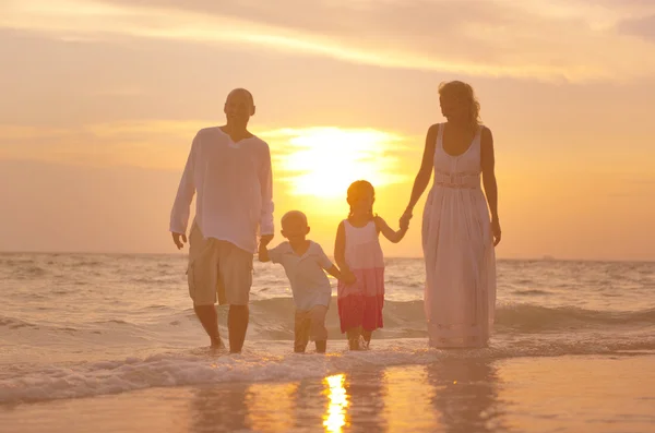 Familia divirtiéndose de vacaciones — Foto de Stock