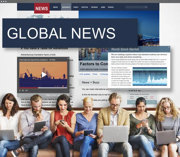 Az emberek ülnek, az eszközökkel és a Global News — Stock Fotó