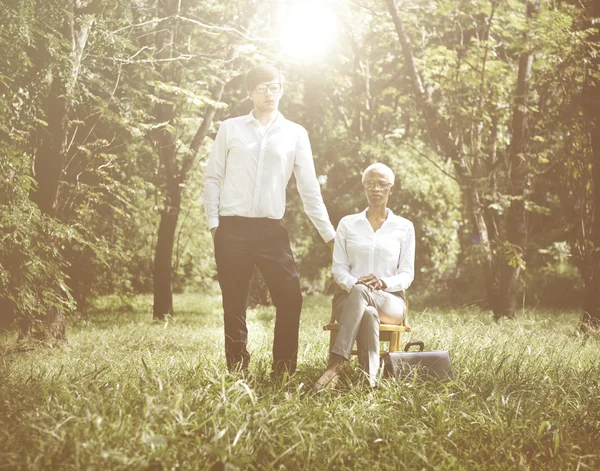 Business people posing in nature — Stock Photo, Image