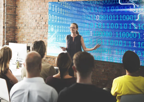 Persone in conferenza con codice binario — Foto Stock