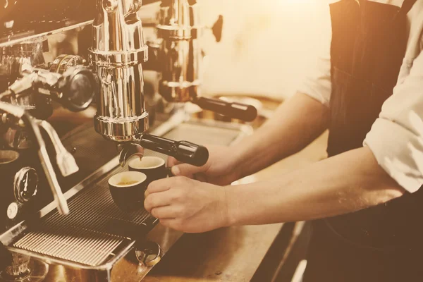 Barista preparar café — Fotografia de Stock