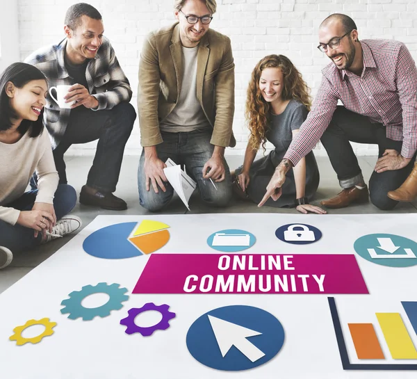 Designer che lavorano con poster e comunità online — Foto Stock