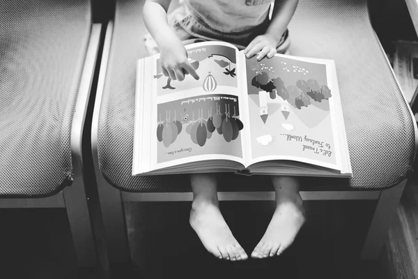 Chica leyendo libro — Foto de Stock