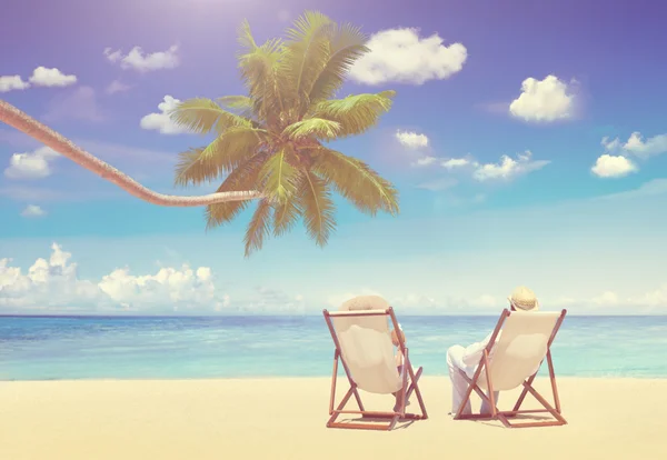 Pareja relajándose en la playa — Foto de Stock