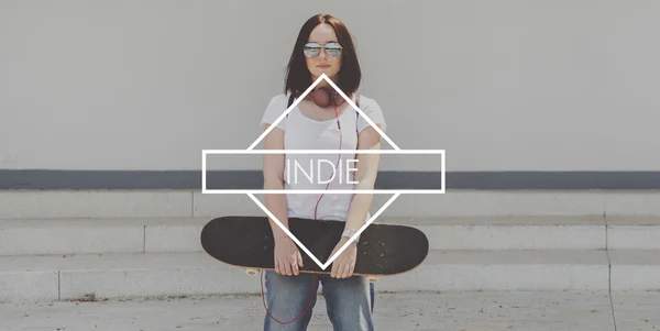 Ragazza che tiene Skateboard — Foto Stock