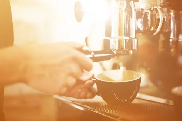 Barista koffie bereiden — Stockfoto