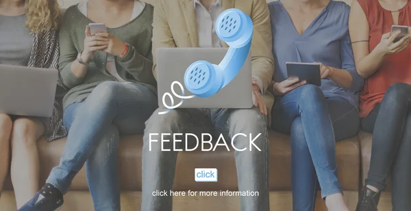 Persone si siedono con dispositivi e feedback — Foto Stock