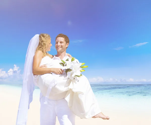 Пари одружитися на пляжі — стокове фото