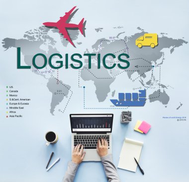 laptop ile çalışan kişi