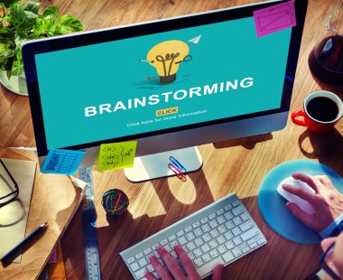 Bilgisayar kullanan adam