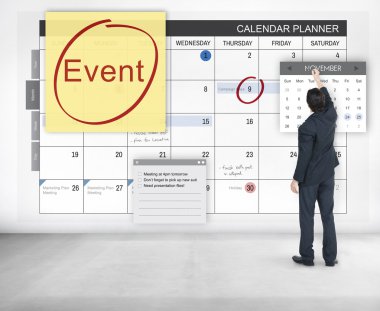 İş adamı duvara yakın duruyor 